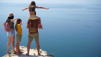 famille heureuse en vacances à la montagne video