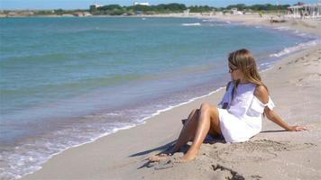 schattig klein meisje op het strand tijdens de zomervakantie video