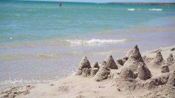 idyllisk tropisk strand med vit sand, turkos hav vatten och skön färgrik himmel video