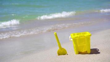 spiaggia capretto giocattoli su bianca sabbia spiaggia video