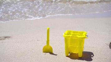 juguetes de playa para niños en la playa de arena blanca video