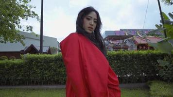 ein asiatisch bekommt ein kriegerisch Kunst Bildung während tragen ein rot Chinesisch Kostüm video