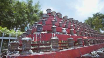 uma arquitetura de um templo chinês com design único e cores vermelhas video