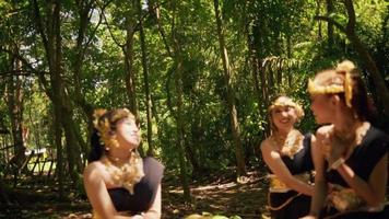 schön Thailand Frau mit ein schwarz Kleid und golden Krone Lachen zusammen während Sitzung Nieder Innerhalb das Wald video