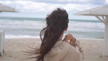 ung kvinna på de strand i de storm video
