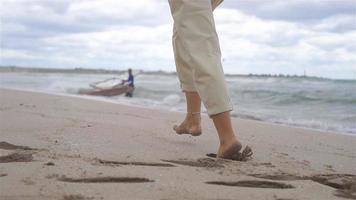 giovane donna su il spiaggia nel il tempesta video