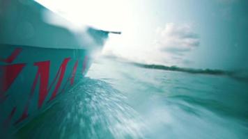 Angeln Boote waten durch das Blau Ozean schnell zu das Strand video