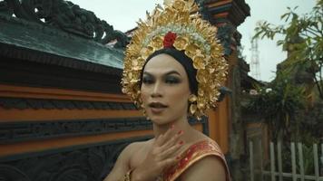 mulher balinesa sente glamour ao usar um vestido de noiva balinesa em sua festa video