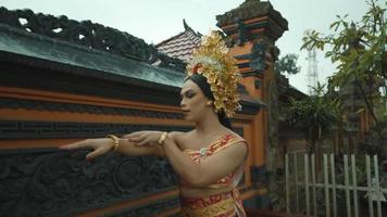 mujer balinesa siente glamour mientras usa un vestido de novia balinés en su fiesta video