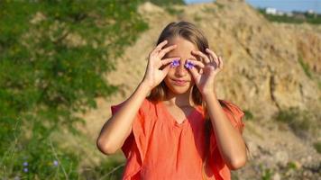 menina com flor dentro vermelho vestir video