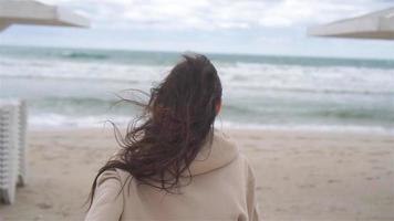 giovane donna su il spiaggia nel il tempesta video