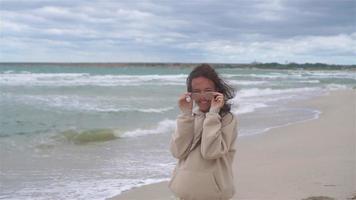 ung kvinna på de strand i de storm video
