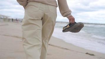 mujer joven en la playa en la tormenta video