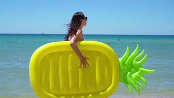 junge Frau mit Hut im Strandurlaub video