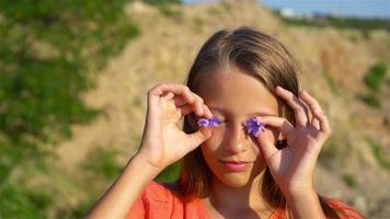 meisje met bloem in rood jurk video