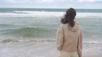 jovem mulher na praia na tempestade video