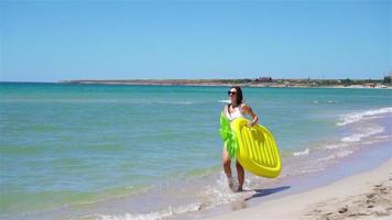 mujer joven con sombrero en las vacaciones en la playa video