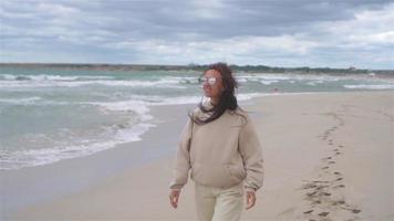 giovane donna su il spiaggia nel il tempesta video