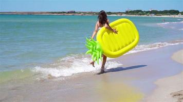 mujer joven con sombrero en las vacaciones en la playa video