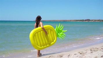 jong vrouw in hoed Aan de strand vakantie video