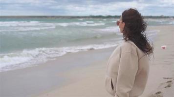 giovane donna nel bianca su il spiaggia video