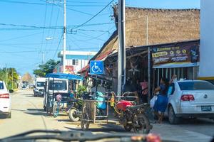 chiquila quintana roo mexico 2021 pequeño pueblo Puerto transportar la carretera casas personas carros chiquila México. foto