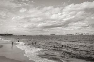 vista panorámica de la playa de flamengo y paisaje urbano de río de janeiro, brasil. foto