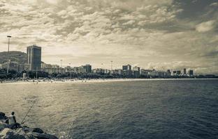 vista panorámica de la playa de flamengo y paisaje urbano de río de janeiro, brasil. foto