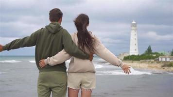 famille de deux à pied jusqu'au phare video