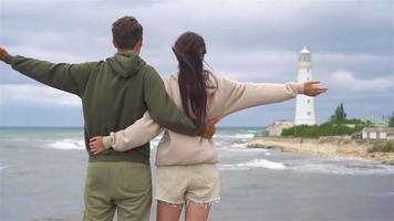 famille de deux à pied jusqu'au phare video