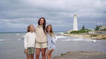 familia de Tres caminar a el faro video