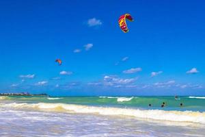 playa del carmen quintana roo mexico 2021 deporte acuático como kitesurf kiteboarding wakeboard playa del carmen mexico. foto