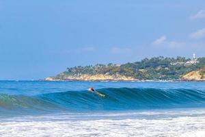 surfista surfeando en tabla de surf en olas altas en puerto escondido mexico. foto