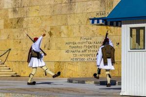 Atenas Ática Grecia 2018 Monumento tumba de el desconocido soldado en sintagma cuadrado parlamento edificio desfile Atenas Grecia. foto