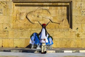 Atenas Ática Grecia 2018 Monumento tumba de el desconocido soldado en sintagma cuadrado parlamento edificio desfile Atenas Grecia. foto