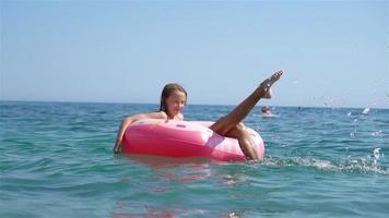 niña linda en la playa durante las vacaciones de verano video