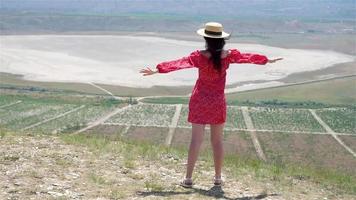 madre vicino il lago a il giorno volta. video