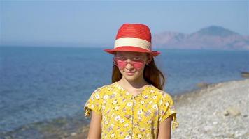 Adorable niña en la playa durante las vacaciones de verano video