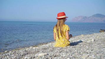 entzückendes kleines Mädchen am Strand während der Sommerferien video