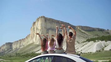 familia feliz de cuatro personas caminando en las montañas video