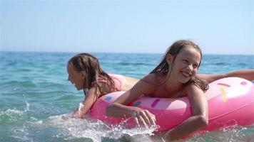 poco ragazze avendo divertimento a tropicale spiaggia durante estate vacanza giocando insieme video