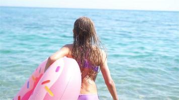 adorable niña activa en la playa durante las vacaciones de verano video