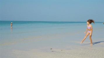 schattig weinig meisje Bij strand gedurende caraïben vakantie video