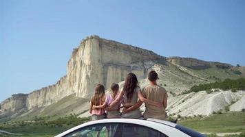 parents et deux petits enfants en vacances d'été en voiture video