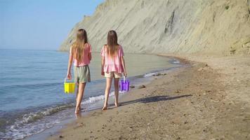 bambini avere un' lotto di divertimento a tropicale spiaggia giocando insieme video