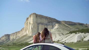 madre e hijas pequeñas en vacaciones de verano en coche video