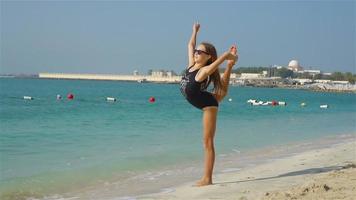 adorabile bambina attiva in spiaggia durante le vacanze estive video