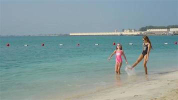 kinderen hebben een veel van pret Bij tropisch strand spelen samen video