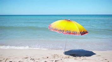 de praia guarda-chuva em a tropical de praia video