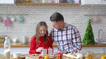 familj av pappa och dotter på jul semester video